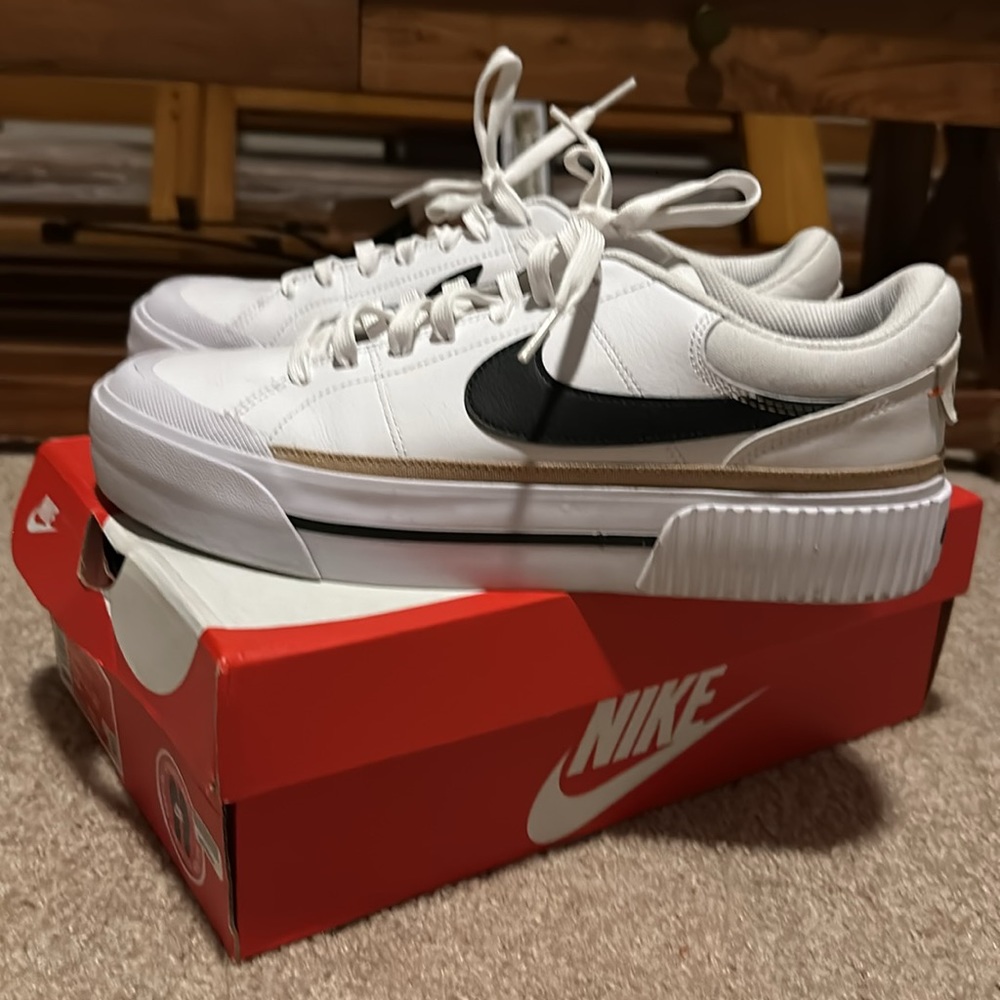 Women’s Nike Court Legacy Lift sz 11.5